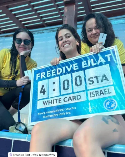 הדר דינצ׳י ומשתתפות בתחרות סטטית בצלילה חופשית