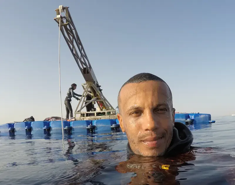 שגיא דוד כברה, המייסד של Freedive Eilat, במים