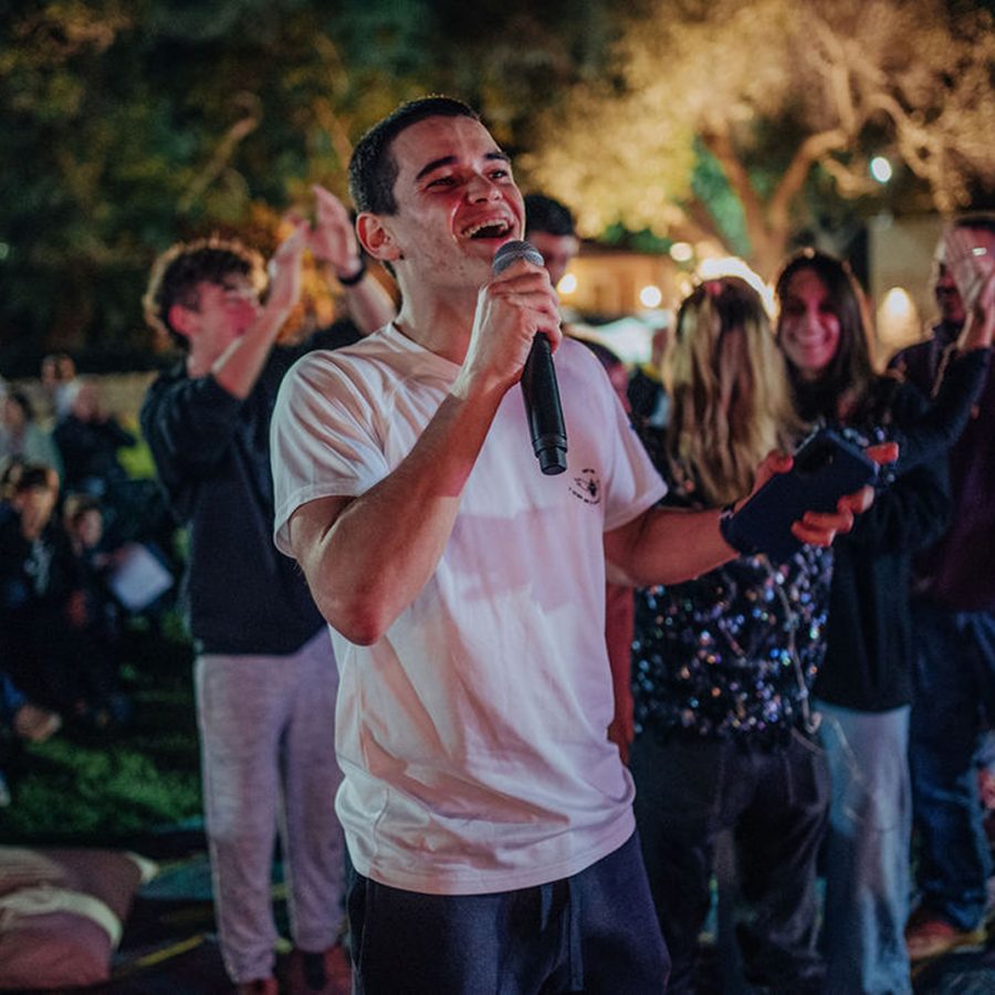 זמר מופיע בערב מול קהל אורחים